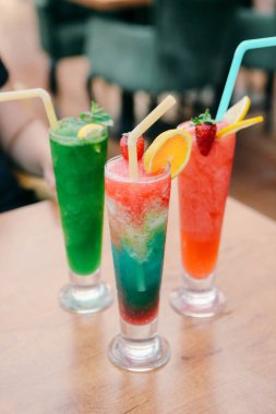 Lokantadaki masada alkol kokteyli.