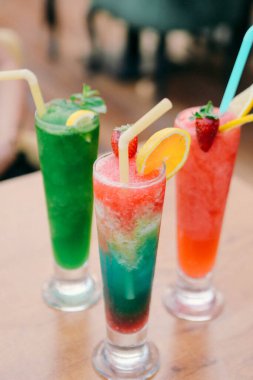 Lokantadaki masada alkol kokteyli.