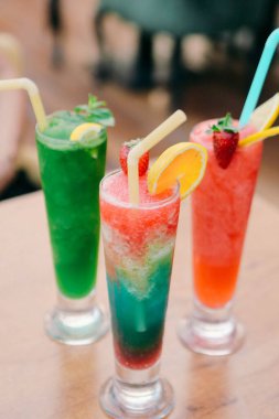 Lokantadaki masada alkol kokteyli.