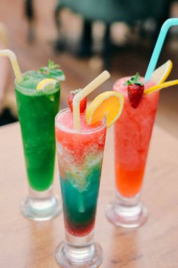 Lokantadaki masada alkol kokteyli.