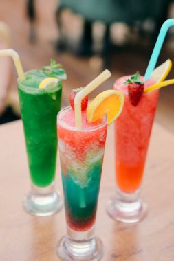 Lokantadaki masada alkol kokteyli.