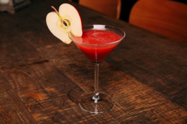 Lokantadaki masada alkol kokteyli.