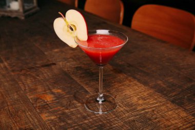 Lokantadaki masada alkol kokteyli.