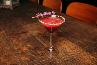 Lokantadaki masada alkol kokteyli.