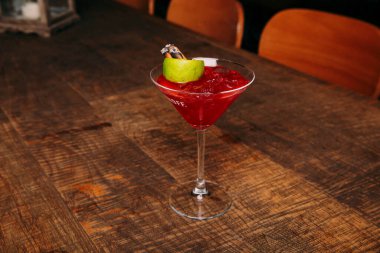 Lokantadaki masada alkol kokteyli.