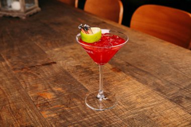 Lokantadaki masada alkol kokteyli.
