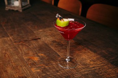 Lokantadaki masada alkol kokteyli.