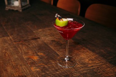 Lokantadaki masada alkol kokteyli.