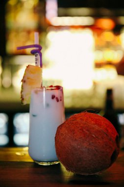 Lokantadaki masada alkol kokteyli.