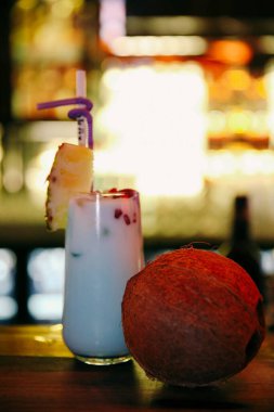 Lokantadaki masada alkol kokteyli.