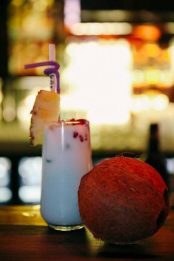 Lokantadaki masada alkol kokteyli.