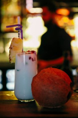 Lokantadaki masada alkol kokteyli.