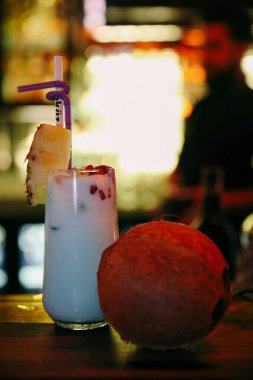 Lokantadaki masada alkol kokteyli.