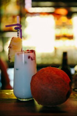 Lokantadaki masada alkol kokteyli.