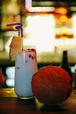 Lokantadaki masada alkol kokteyli.