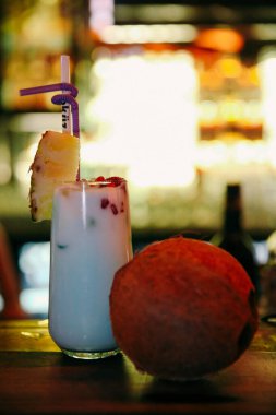 Lokantadaki masada alkol kokteyli.