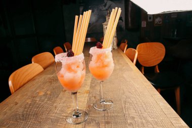 Lokantadaki masada alkol kokteyli.