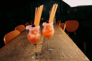 Lokantadaki masada alkol kokteyli.