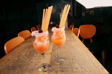 Lokantadaki masada alkol kokteyli.