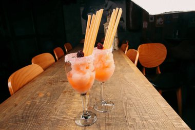 Lokantadaki masada alkol kokteyli.