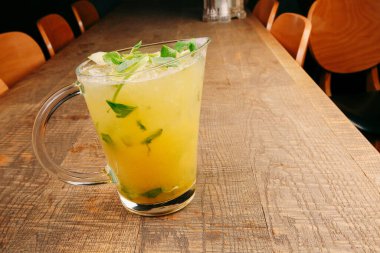 Lokantadaki masada alkol kokteyli.