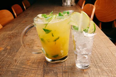 Lokantadaki masada alkol kokteyli.