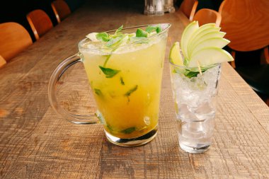 Lokantadaki masada alkol kokteyli.