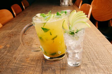 Lokantadaki masada alkol kokteyli.