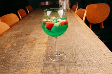 Lokantadaki masada alkol kokteyli.