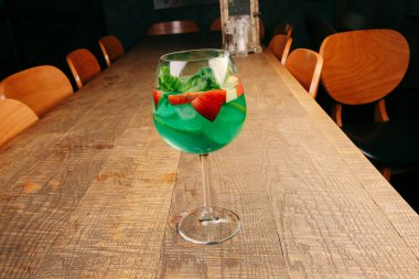Lokantadaki masada alkol kokteyli.