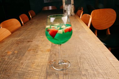 Lokantadaki masada alkol kokteyli.