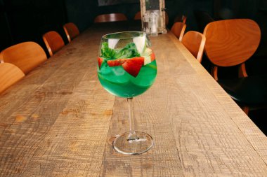 Lokantadaki masada alkol kokteyli.