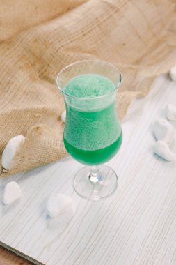 Lokantadaki masada alkol kokteyli.