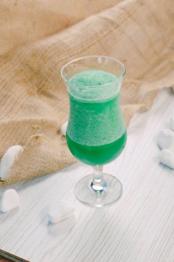 Lokantadaki masada alkol kokteyli.