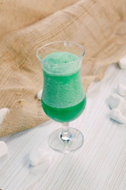 Lokantadaki masada alkol kokteyli.