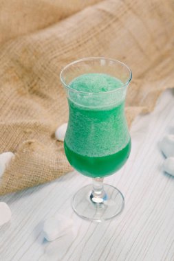 Lokantadaki masada alkol kokteyli.