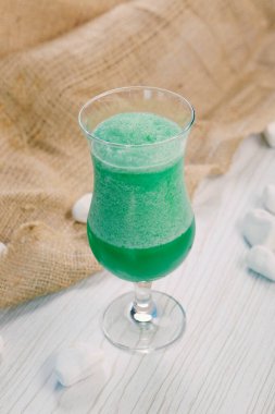 Lokantadaki masada alkol kokteyli.