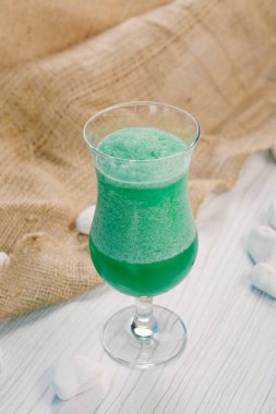 Lokantadaki masada alkol kokteyli.