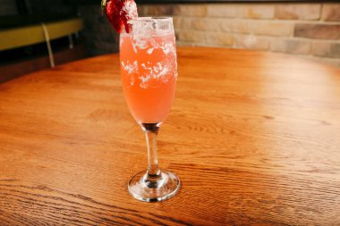 Lokantadaki masada alkol kokteyli.
