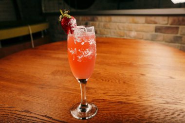 Lokantadaki masada alkol kokteyli.