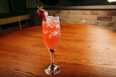 Lokantadaki masada alkol kokteyli.