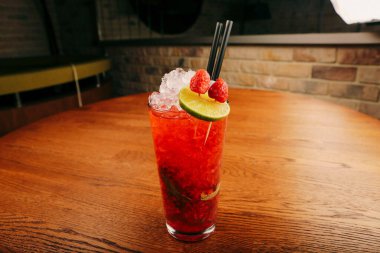 Lokantadaki masada alkol kokteyli.