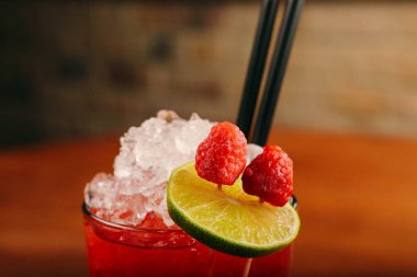 Lokantadaki masada alkol kokteyli.