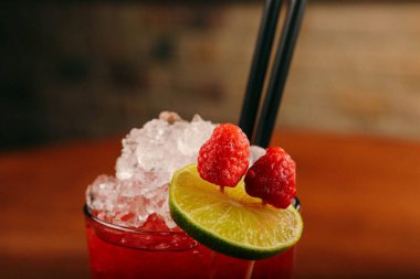 Lokantadaki masada alkol kokteyli.