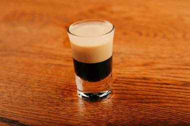 Lokantadaki masada alkol kokteyli.