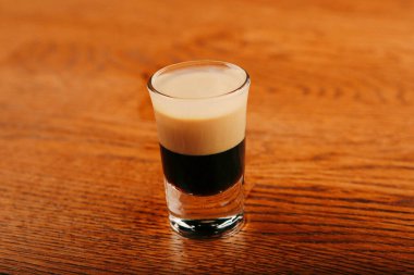 Lokantadaki masada alkol kokteyli.