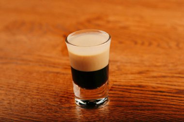 Lokantadaki masada alkol kokteyli.