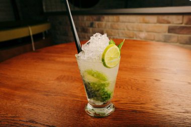 Lokantadaki masada alkol kokteyli.