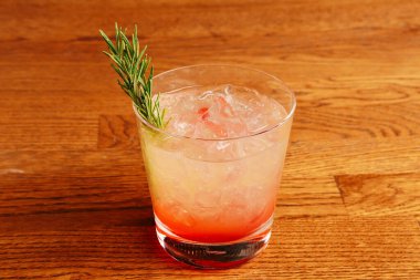 Lokantadaki masada alkol kokteyli.