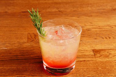 Lokantadaki masada alkol kokteyli.